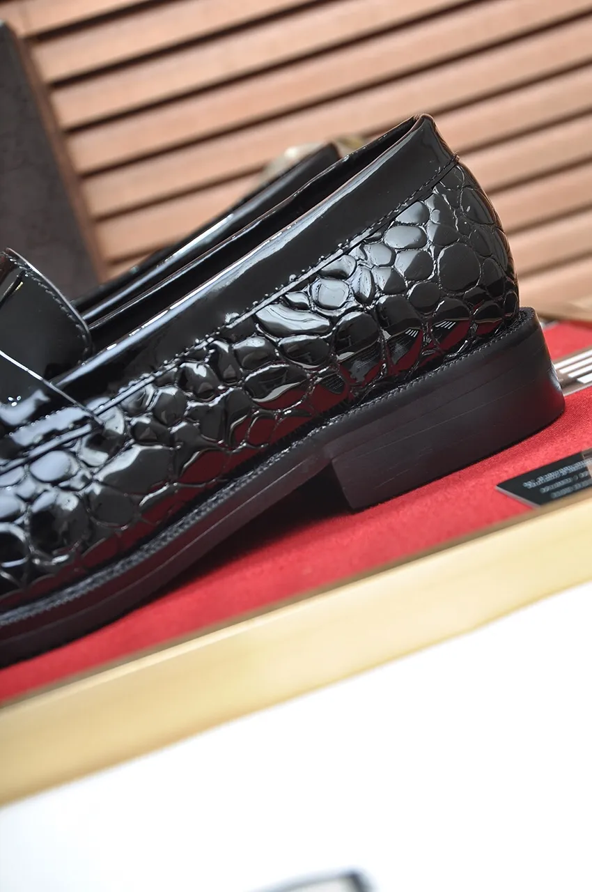 Men's shoes💰460💶Italy's top luxury men's shoe giant [GUCCI] has arrived in new style🍃Original European style🔰 Pleasant to the eye😍In order to make the shoes more durable and non-deformable🌀The production continues to follow traditional methods but there is still no lack of innovation💪The original sheepskin is chosen for the leather♻Smooth, natural and extra bright⭐Made of imported cowhide, the first choice of the rich 38-45 (45 customized)
